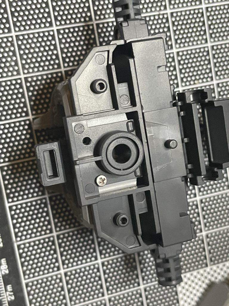 ダブルゼータを素体としているため、変形機構のおかげでぐにゃぐにゃとポージングが難しいキットですが、要所をビス留めすることでカッチリ自立できるようにしています。