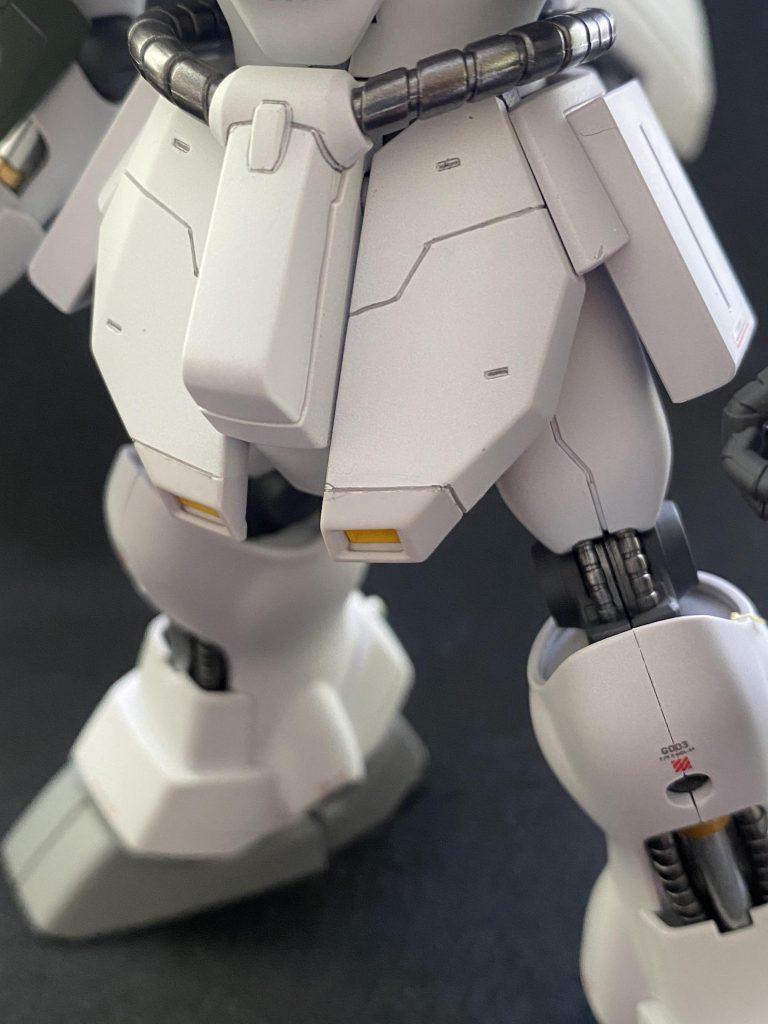 腰アーマーにスジボリ、先端部を色分けして別パーツ化してみました。