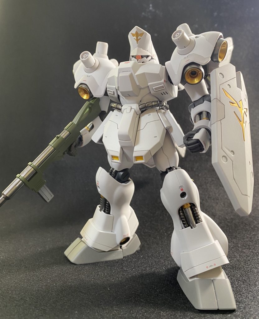 ホワイトは、3色で色分けしてアクセントをつけています。ガイアのEXホワイトをベースに、肩アーマー、腰アーマー、胸部、頭部、手首、スラスターの一部を薄めのグレー、スリッパ部は濃いめのグレーにしています。デカールは控えめにし、仕上げにつや消しを吹いています。