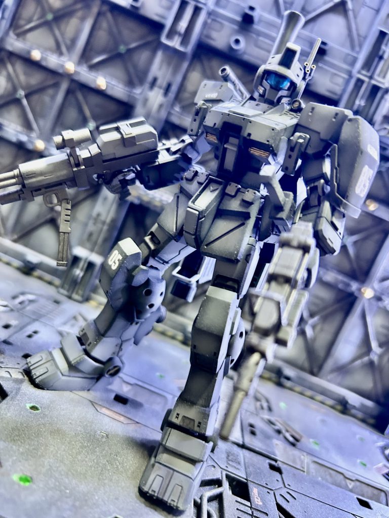 ナイフはネオジウム磁石で腰に接着できるようにしています。左手には陸戦ガンダムの武器を拝借。