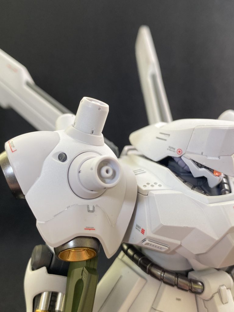 肩アーマー、胸部、頭部の一部を2色で色分け。モノアイはHアイズ使用。