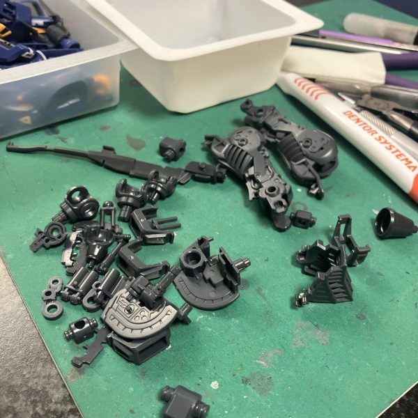 MGガンダムF91 ver2.0 ハリソン•マディン専用機、マスターグレードのF91は初期のラフレシア台座付きは作ったことがあるんですがv2.0は初🥰 このシールド基部のシリンダーとかもイイなぁ、メタリックマーカーの出番やん🥳ガンダムタイプはメタルパーツの相性が悪いイメージなので(ヒロイックなデザインは特に)、今回はメタリックマーカー多めとオレンジ&ホワイトのデカールで仕上げようかと😉と❗️いうわけで1人作戦タイムの結果、対象のパーツを集めて🐈ネコの手タイムへ移行⏩ なかなかの物量😅やっぱりガーレリマーカーですが、いつもアルミニウム、レッドカッパー、フレッシュゴールドばかりなのでたまには他の色も試してみます😆(3枚目)