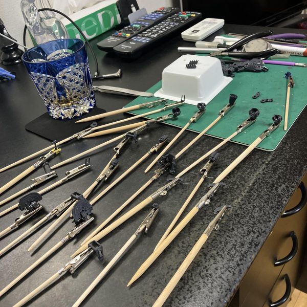 MGガンダムF91 ver2.0 ハリソン•マディン専用機、マスターグレードのF91は初期のラフレシア台座付きは作ったことがあるんですがv2.0は初🥰 このシールド基部のシリンダーとかもイイなぁ、メタリックマーカーの出番やん🥳ガンダムタイプはメタルパーツの相性が悪いイメージなので(ヒロイックなデザインは特に)、今回はメタリックマーカー多めとオレンジ&ホワイトのデカールで仕上げようかと😉と❗️いうわけで1人作戦タイムの結果、対象のパーツを集めて🐈ネコの手タイムへ移行⏩ なかなかの物量😅やっぱりガーレリマーカーですが、いつもアルミニウム、レッドカッパー、フレッシュゴールドばかりなのでたまには他の色も試してみます😆(4枚目)