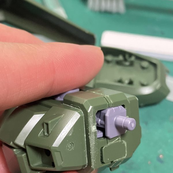 HGハイザックカスタムA.O.Z、メタルパーツの予定地をピンバイスしつつ、モノアイに気を回します🥴ですが、カッコいいザクヘッドなんですがスリットが細く、♻️回転軸も奥にあるのでなかなか目つき悪目🫤ていうか角度によっては中が見えないですね🫩かといってやはりワンサイズ大きいとアンバランスに😑（📷2/4）とりあえず外径2.5mmですかね😉あと、この濃い色系のプラは太ゲートは高確率で白化するので苦手😭2度切りも通じん時があるので😰（4枚目）