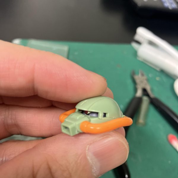 HGハイザックカスタムA.O.Z、メタルパーツの予定地をピンバイスしつつ、モノアイに気を回します🥴ですが、カッコいいザクヘッドなんですがスリットが細く、♻️回転軸も奥にあるのでなかなか目つき悪目🫤ていうか角度によっては中が見えないですね🫩かといってやはりワンサイズ大きいとアンバランスに😑（📷2/4）とりあえず外径2.5mmですかね😉あと、この濃い色系のプラは太ゲートは高確率で白化するので苦手😭2度切りも通じん時があるので😰（2枚目）