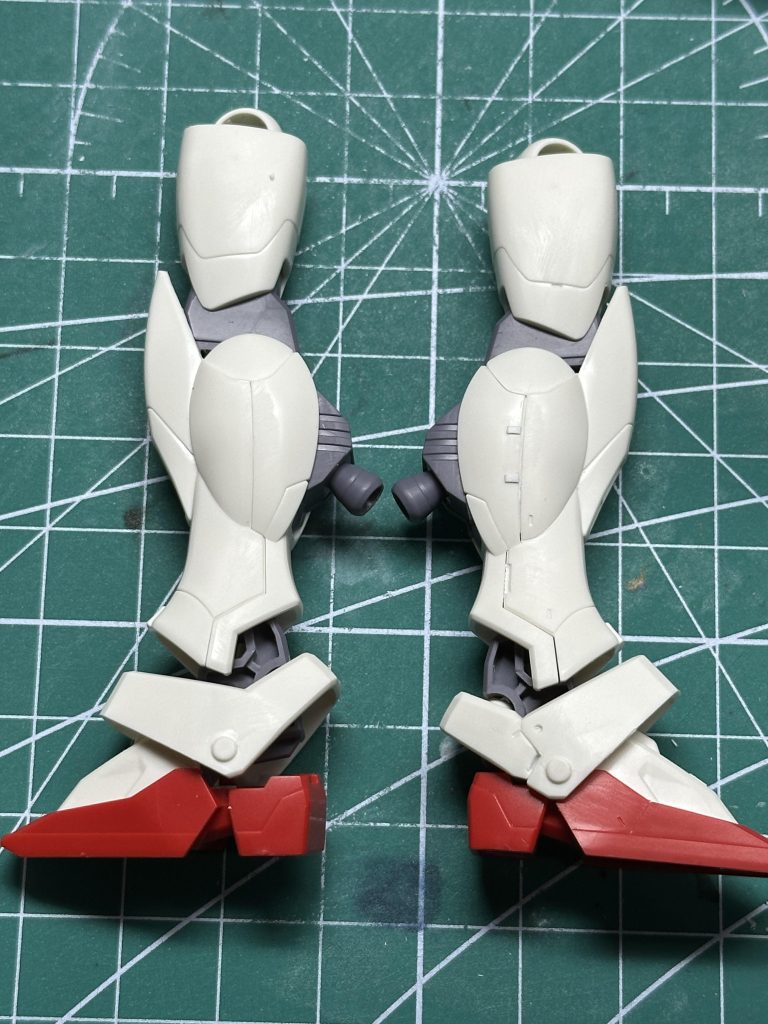 1日目の夜。ディテール工作中。アンクルガードの分割に時間がかかる。なるべくプラ板を貼る工作でスピードアップ。