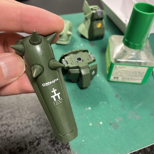 さて、ハイザックカスタム、大好物のデカールタイム、トップコート前の一手間ですね🥳というわけでディターンズはティターンズでもA.O.Zらしくテストチームの試作機としてTTTマークを使用しましょう🥰、、う〜ん、流石に初期のA.O.Zデカールは経年劣化が著しい😑特に白系はセピア化してる、、😅大判のプレバンデカールからマーキングを拝借しベースはコーションデカールですね、オレンジ&ホワイトのツートンが良さそう😉TTTとなると、指先はやっぱり赤ですね☝️🖌️使い捨て筆でホワイト下時に赤塗装、ハミ出した部分は新兵器のスミ入れ筆ペンでリタッチですね〜😬　ゴマカしやすい🥳（1枚目）