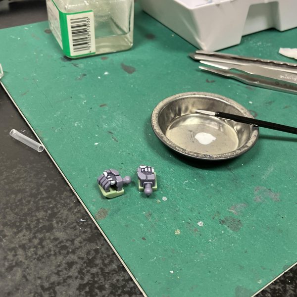 さて、ハイザックカスタム、大好物のデカールタイム、トップコート前の一手間ですね🥳というわけでディターンズはティターンズでもA.O.Zらしくテストチームの試作機としてTTTマークを使用しましょう🥰、、う〜ん、流石に初期のA.O.Zデカールは経年劣化が著しい😑特に白系はセピア化してる、、😅大判のプレバンデカールからマーキングを拝借しベースはコーションデカールですね、オレンジ&ホワイトのツートンが良さそう😉TTTとなると、指先はやっぱり赤ですね☝️🖌️使い捨て筆でホワイト下時に赤塗装、ハミ出した部分は新兵器のスミ入れ筆ペンでリタッチですね〜😬　ゴマカしやすい🥳（5枚目）