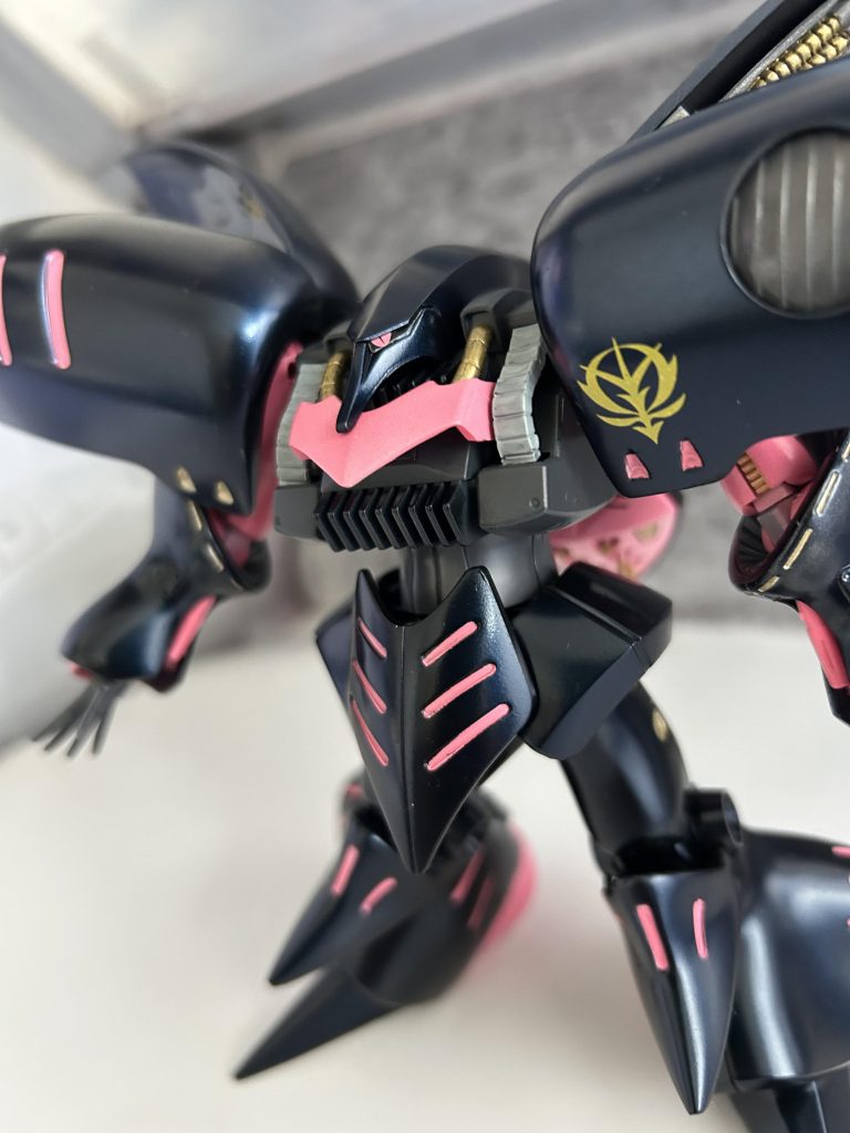 ガイアのプリズムブルーブラックで外装を塗装、ピンクは取説のカラーで調色、他はメカサフヘヴィの上に適当に塗り重ねしています。