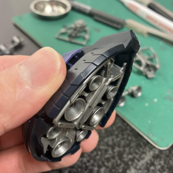 とりあえず初手は作成タイム⏰　メタルパーツはほどほどにしつつ、やっぱり大量のバーニアの表現ですね、後は関節パーツもメタリックマーカーいけそう🥰仮組みしてみると、どうやら🩴スリッパのアウトラインが地面に設置するので、中のバーニア類が擦れるということはなさそう🥳おぉメタメタマーカーチャンス🎰🥴　足裏はほとんど見えなくなりますが背中の一脚でアピールしましょ😉あとは、軍警ザクよろしく、ジャイアントバズーカの三角フレームの肉抜きせねばならない🤩（3枚目）