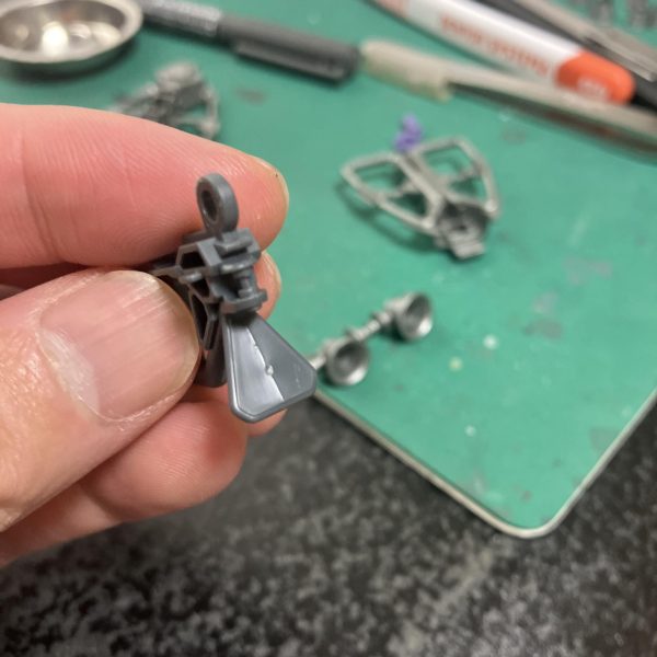 とりあえず初手は作成タイム⏰　メタルパーツはほどほどにしつつ、やっぱり大量のバーニアの表現ですね、後は関節パーツもメタリックマーカーいけそう🥰仮組みしてみると、どうやら🩴スリッパのアウトラインが地面に設置するので、中のバーニア類が擦れるということはなさそう🥳おぉメタメタマーカーチャンス🎰🥴　足裏はほとんど見えなくなりますが背中の一脚でアピールしましょ😉あとは、軍警ザクよろしく、ジャイアントバズーカの三角フレームの肉抜きせねばならない🤩（4枚目）