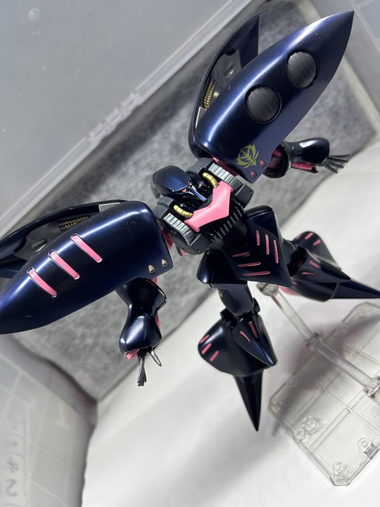 ライトの当たり方で色味が変わるので見ても飽きないですね。