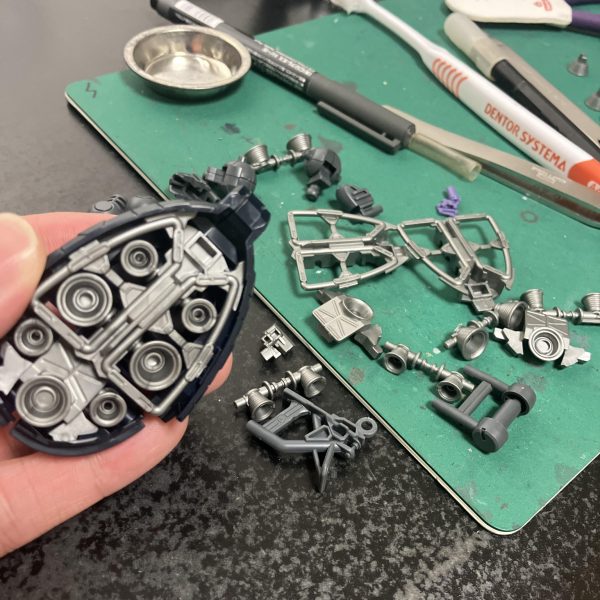 とりあえず初手は作成タイム⏰　メタルパーツはほどほどにしつつ、やっぱり大量のバーニアの表現ですね、後は関節パーツもメタリックマーカーいけそう🥰仮組みしてみると、どうやら🩴スリッパのアウトラインが地面に設置するので、中のバーニア類が擦れるということはなさそう🥳おぉメタメタマーカーチャンス🎰🥴　足裏はほとんど見えなくなりますが背中の一脚でアピールしましょ😉あとは、軍警ザクよろしく、ジャイアントバズーカの三角フレームの肉抜きせねばならない🤩（2枚目）