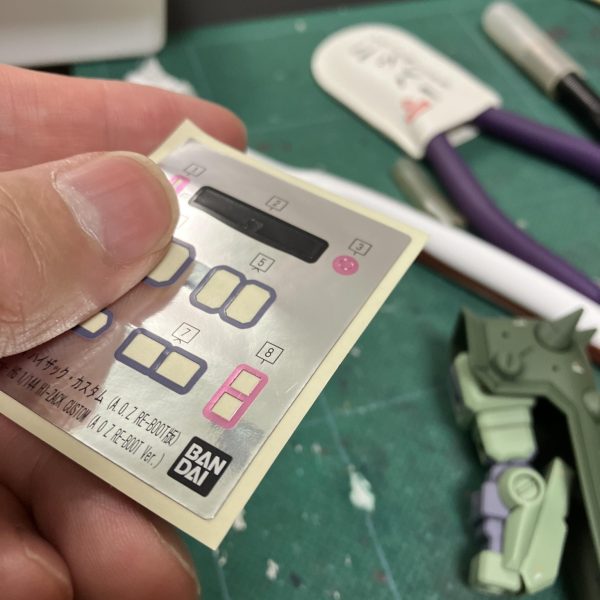 HGハイザックカスタムもトップコートを終えて、あとはチマチマとメタルパーツやらレジン赤処理で完成間近🥰ですが、思いつきでちょいプラス☝️両肩のスリット部に付属シールの余りを使ってなんかセンサーっぽいのを仕込みたくなりました、思いついたら抑えきれない😬と言うわけでええ感じにカットしてレジン処理💇‍♀️、、ちょっとハミ出ましたが2、3日すれば気にならなくなるでしょう🥳最後までモノアイを1️⃣1.5mmプレートに1.4mm赤シールか2️⃣1.5mmプレートに1.6mm赤シールか悩んでましたが、あまり関係なかった出来上がり😑どっちでも良さそう🤣（2枚目）