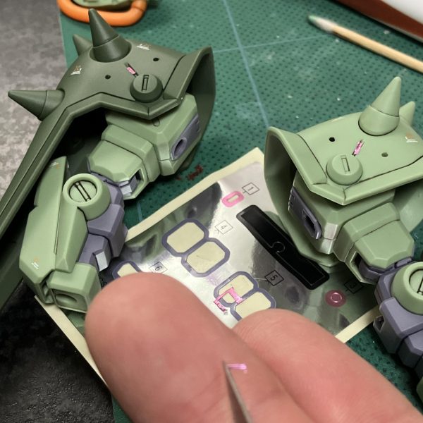 HGハイザックカスタムもトップコートを終えて、あとはチマチマとメタルパーツやらレジン赤処理で完成間近🥰ですが、思いつきでちょいプラス☝️両肩のスリット部に付属シールの余りを使ってなんかセンサーっぽいのを仕込みたくなりました、思いついたら抑えきれない😬と言うわけでええ感じにカットしてレジン処理💇‍♀️、、ちょっとハミ出ましたが2、3日すれば気にならなくなるでしょう🥳最後までモノアイを1️⃣1.5mmプレートに1.4mm赤シールか2️⃣1.5mmプレートに1.6mm赤シールか悩んでましたが、あまり関係なかった出来上がり😑どっちでも良さそう🤣（3枚目）