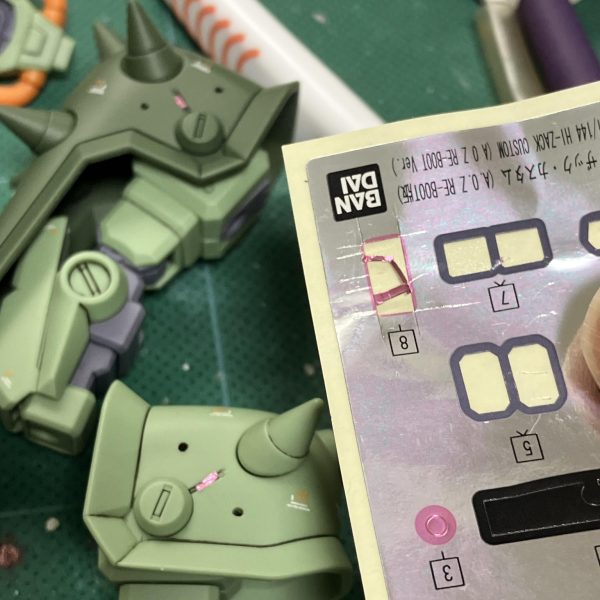 HGハイザックカスタムもトップコートを終えて、あとはチマチマとメタルパーツやらレジン赤処理で完成間近🥰ですが、思いつきでちょいプラス☝️両肩のスリット部に付属シールの余りを使ってなんかセンサーっぽいのを仕込みたくなりました、思いついたら抑えきれない😬と言うわけでええ感じにカットしてレジン処理💇‍♀️、、ちょっとハミ出ましたが2、3日すれば気にならなくなるでしょう🥳最後までモノアイを1️⃣1.5mmプレートに1.4mm赤シールか2️⃣1.5mmプレートに1.6mm赤シールか悩んでましたが、あまり関係なかった出来上がり😑どっちでも良さそう🤣（4枚目）