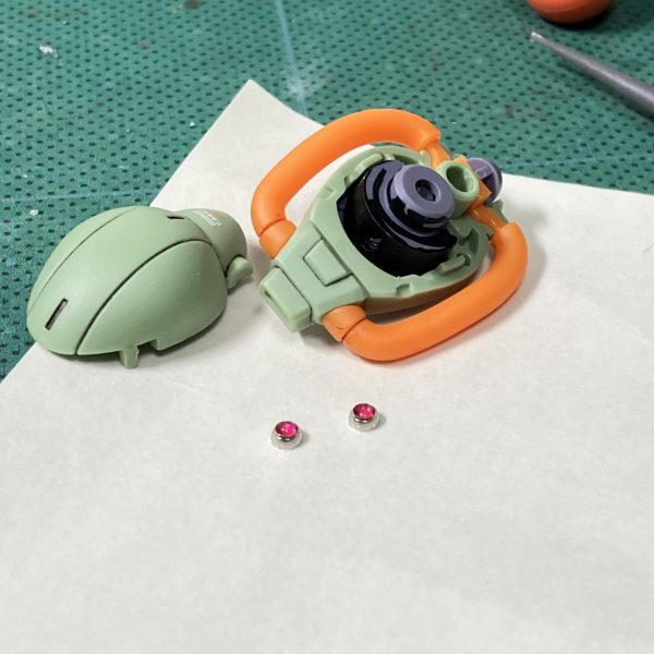 HGハイザックカスタムもトップコートを終えて、あとはチマチマとメタルパーツやらレジン赤処理で完成間近🥰ですが、思いつきでちょいプラス☝️両肩のスリット部に付属シールの余りを使ってなんかセンサーっぽいのを仕込みたくなりました、思いついたら抑えきれない😬と言うわけでええ感じにカットしてレジン処理💇‍♀️、、ちょっとハミ出ましたが2、3日すれば気にならなくなるでしょう🥳最後までモノアイを1️⃣1.5mmプレートに1.4mm赤シールか2️⃣1.5mmプレートに1.6mm赤シールか悩んでましたが、あまり関係なかった出来上がり😑どっちでも良さそう🤣（7枚目）