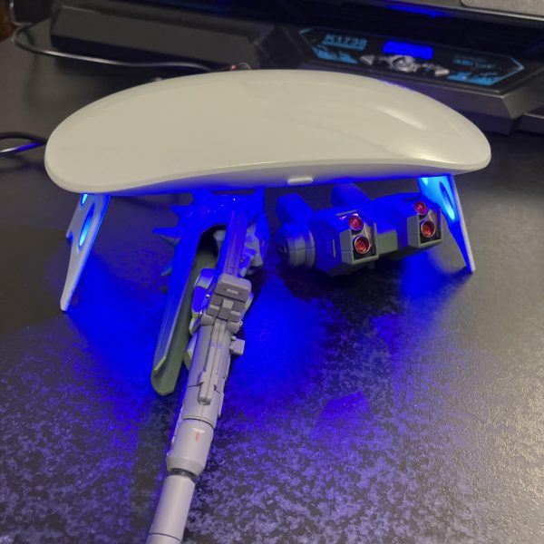 HGハイザックカスタムもトップコートを終えて、あとはチマチマとメタルパーツやらレジン赤処理で完成間近🥰ですが、思いつきでちょいプラス☝️両肩のスリット部に付属シールの余りを使ってなんかセンサーっぽいのを仕込みたくなりました、思いついたら抑えきれない😬と言うわけでええ感じにカットしてレジン処理💇‍♀️、、ちょっとハミ出ましたが2、3日すれば気にならなくなるでしょう🥳最後までモノアイを1️⃣1.5mmプレートに1.4mm赤シールか2️⃣1.5mmプレートに1.6mm赤シールか悩んでましたが、あまり関係なかった出来上がり😑どっちでも良さそう🤣（5枚目）