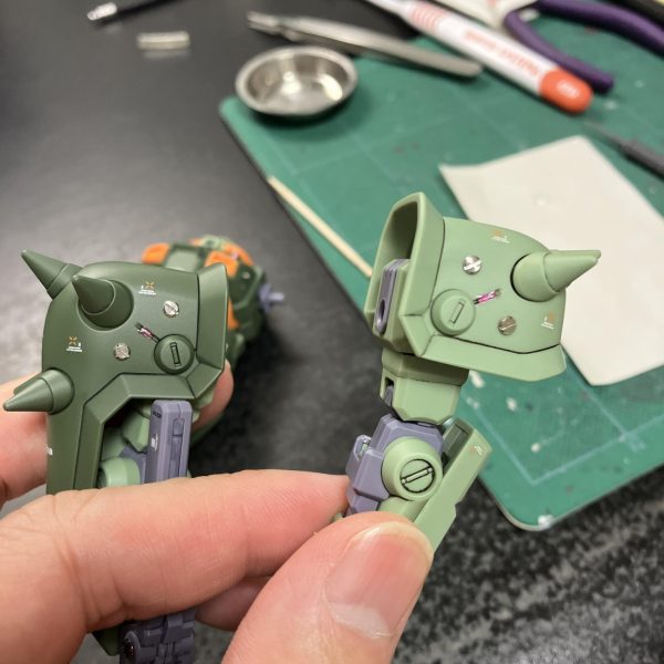 HGハイザックカスタムもトップコートを終えて、あとはチマチマとメタルパーツやらレジン赤処理で完成間近🥰ですが、思いつきでちょいプラス☝️両肩のスリット部に付属シールの余りを使ってなんかセンサーっぽいのを仕込みたくなりました、思いついたら抑えきれない😬と言うわけでええ感じにカットしてレジン処理💇‍♀️、、ちょっとハミ出ましたが2、3日すれば気にならなくなるでしょう🥳最後までモノアイを1️⃣1.5mmプレートに1.4mm赤シールか2️⃣1.5mmプレートに1.6mm赤シールか悩んでましたが、あまり関係なかった出来上がり😑どっちでも良さそう🤣（6枚目）