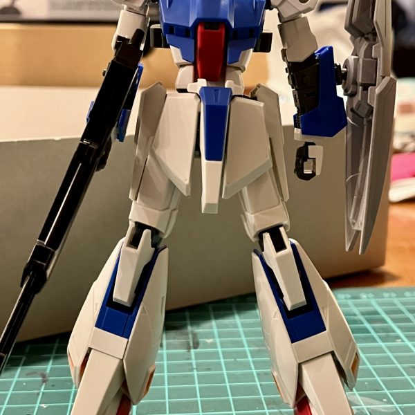 機動戦士エンゲージガンダムに出てきたり、アクロス・ザ・スカイでもちょっとだけ活躍したりと（私の中で）何かと話題の量産型Zを作ろうとしています。素体はHGUC Evolution ProjectのZガンダムです。いい感じのバイザー顔ないかなぁ？と探しつつ色々試して、30MMのエスポジットの頭を載せたらシンデレラフィット！と思ったのもつかの間、Zの関節周りがきつすぎて肩関節がねじ切れました。（私のだけかな？）うまいこと関節ブロックを別の部品に置き換えられたので修正は最小限で済みました。で、肩も元のZとは全然違うのでエスポジットのものに。 ・・・ うーんどうかなー。頭と肩がまんまだからエスポジットにしか見えないな。。。まぁ設定画通りの完全再現はスキル的に無理なので、どこかで妥協しますが。頬当てくらいは再現したいなーと。  （3枚目）