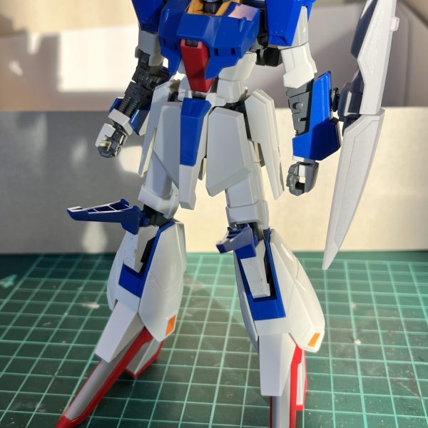 肩と足首が元のZと全然違うので積んであったZⅡからパーツを貰うことにしました。富豪モデリングです。肩はノー改造で差し替えで済みました。そのままにするか、ZZみたいな出っ張りを付けるか悩み中。膝の突起は仮置きです。 しっかし顔がやっぱりまだ納得いかないんだよなー。（3枚目）