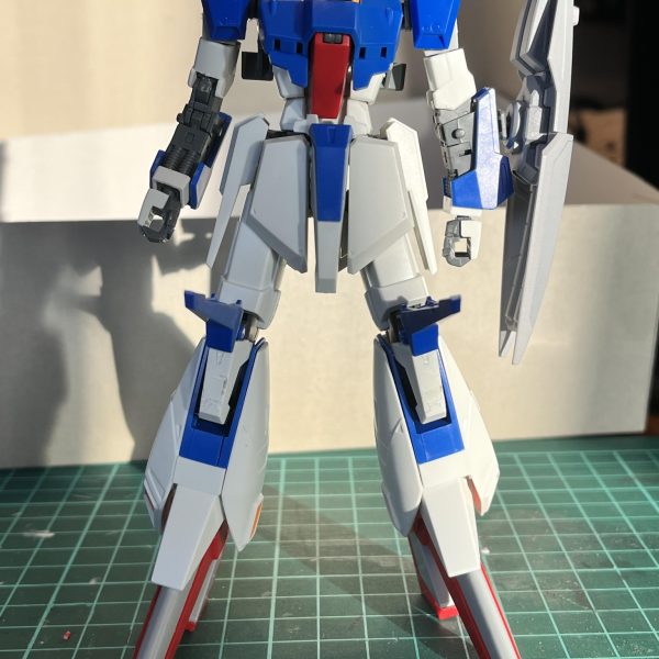 肩と足首が元のZと全然違うので積んであったZⅡからパーツを貰うことにしました。富豪モデリングです。肩はノー改造で差し替えで済みました。そのままにするか、ZZみたいな出っ張りを付けるか悩み中。膝の突起は仮置きです。 しっかし顔がやっぱりまだ納得いかないんだよなー。（2枚目）