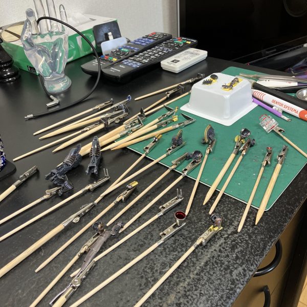 ハリソン山中、じゃないハリソンF91(フクイ)こと、MGガンダムF91V2.0ハリソン機、ガーレリ•メタリックマーカーが乾燥したようなので確認タイム😉　10色あるのにいつも同じような色しか使っていないので😅今回はメタルパーツよりもメタリックマーカー主体で大量の🐈猫の手から発掘🥴（📷1/7）F91のシンボル•ヴェスバーのレール部分は思い切って目立つフレッシュゴールドとステンレスです、派手すぎたかな？😅（📷2/7）バーニア外側はガーレリマーカーのダークアイアン、写真では分かりにくいですが若干グリーンっぽいです😉（📷3/7）両肩内部の放熱ファンは外側はガーレリのステンレス、内側はダークステンレス☝️ダークステンレスはダークアイアンよりも暗いですがガンメタルよりは明るく角度によってはシルバー調に🤩（📷4,5/7）シリンダー部は凹部をピンバイスでしっかり拡張したので厚めにメッキを塗っても大丈夫そうですね😉アップで見ると割と粗いと反省🤣　あとは出番の多いレッドカッパーでちょい足し😘まぁ〜、大半は🥷隠れて見えなくなるんですかコレぞガンプラ🥳🥳（7枚目）