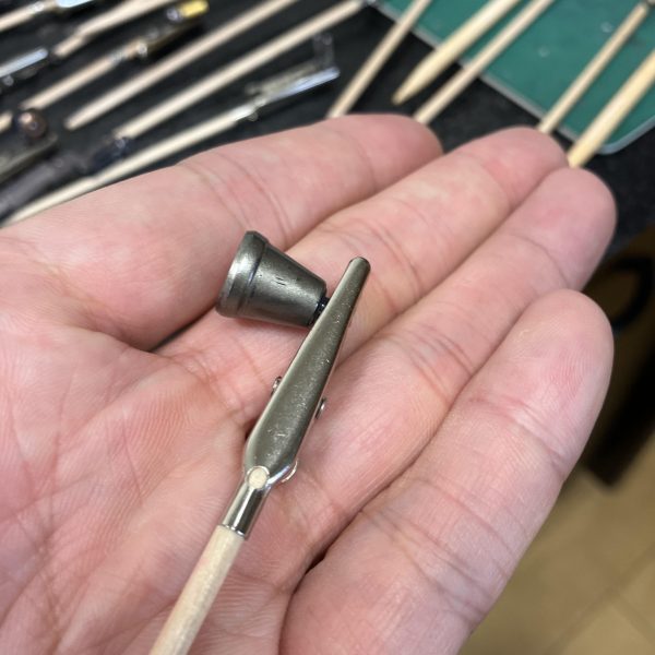 ハリソン山中、じゃないハリソンF91(フクイ)こと、MGガンダムF91V2.0ハリソン機、ガーレリ•メタリックマーカーが乾燥したようなので確認タイム😉　10色あるのにいつも同じような色しか使っていないので😅今回はメタルパーツよりもメタリックマーカー主体で大量の🐈猫の手から発掘🥴（📷1/7）F91のシンボル•ヴェスバーのレール部分は思い切って目立つフレッシュゴールドとステンレスです、派手すぎたかな？😅（📷2/7）バーニア外側はガーレリマーカーのダークアイアン、写真では分かりにくいですが若干グリーンっぽいです😉（📷3/7）両肩内部の放熱ファンは外側はガーレリのステンレス、内側はダークステンレス☝️ダークステンレスはダークアイアンよりも暗いですがガンメタルよりは明るく角度によってはシルバー調に🤩（📷4,5/7）シリンダー部は凹部をピンバイスでしっかり拡張したので厚めにメッキを塗っても大丈夫そうですね😉アップで見ると割と粗いと反省🤣　あとは出番の多いレッドカッパーでちょい足し😘まぁ〜、大半は🥷隠れて見えなくなるんですかコレぞガンプラ🥳🥳（2枚目）