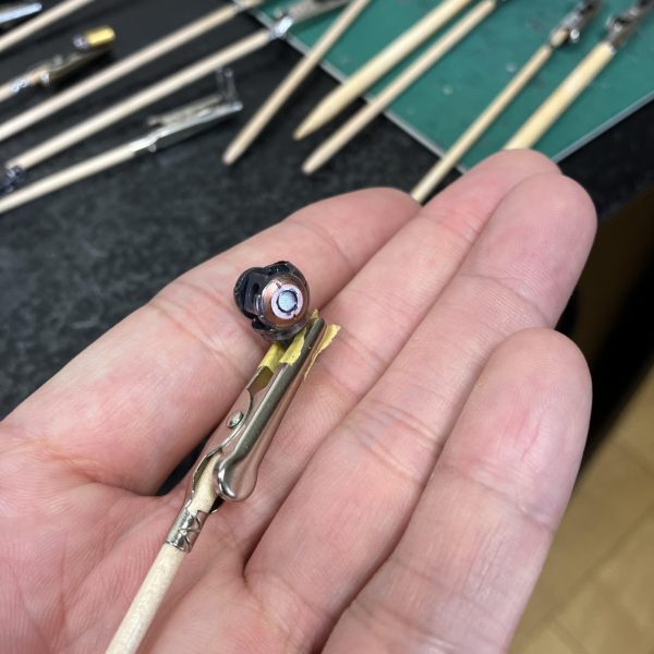 ハリソン山中、じゃないハリソンF91(フクイ)こと、MGガンダムF91V2.0ハリソン機、ガーレリ•メタリックマーカーが乾燥したようなので確認タイム😉　10色あるのにいつも同じような色しか使っていないので😅今回はメタルパーツよりもメタリックマーカー主体で大量の🐈猫の手から発掘🥴（📷1/7）F91のシンボル•ヴェスバーのレール部分は思い切って目立つフレッシュゴールドとステンレスです、派手すぎたかな？😅（📷2/7）バーニア外側はガーレリマーカーのダークアイアン、写真では分かりにくいですが若干グリーンっぽいです😉（📷3/7）両肩内部の放熱ファンは外側はガーレリのステンレス、内側はダークステンレス☝️ダークステンレスはダークアイアンよりも暗いですがガンメタルよりは明るく角度によってはシルバー調に🤩（📷4,5/7）シリンダー部は凹部をピンバイスでしっかり拡張したので厚めにメッキを塗っても大丈夫そうですね😉アップで見ると割と粗いと反省🤣　あとは出番の多いレッドカッパーでちょい足し😘まぁ〜、大半は🥷隠れて見えなくなるんですかコレぞガンプラ🥳🥳（6枚目）