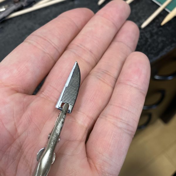 ハリソン山中、じゃないハリソンF91(フクイ)こと、MGガンダムF91V2.0ハリソン機、ガーレリ•メタリックマーカーが乾燥したようなので確認タイム😉　10色あるのにいつも同じような色しか使っていないので😅今回はメタルパーツよりもメタリックマーカー主体で大量の🐈猫の手から発掘🥴（📷1/7）F91のシンボル•ヴェスバーのレール部分は思い切って目立つフレッシュゴールドとステンレスです、派手すぎたかな？😅（📷2/7）バーニア外側はガーレリマーカーのダークアイアン、写真では分かりにくいですが若干グリーンっぽいです😉（📷3/7）両肩内部の放熱ファンは外側はガーレリのステンレス、内側はダークステンレス☝️ダークステンレスはダークアイアンよりも暗いですがガンメタルよりは明るく角度によってはシルバー調に🤩（📷4,5/7）シリンダー部は凹部をピンバイスでしっかり拡張したので厚めにメッキを塗っても大丈夫そうですね😉アップで見ると割と粗いと反省🤣　あとは出番の多いレッドカッパーでちょい足し😘まぁ〜、大半は🥷隠れて見えなくなるんですかコレぞガンプラ🥳🥳（3枚目）