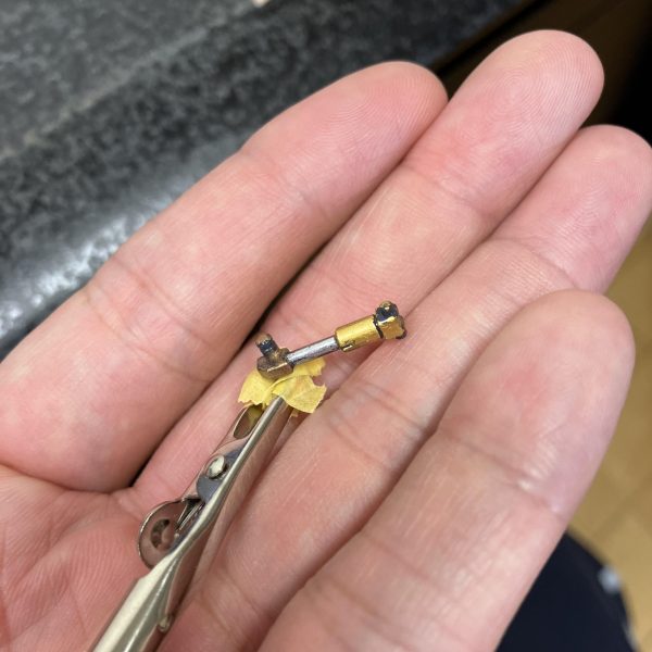 ハリソン山中、じゃないハリソンF91(フクイ)こと、MGガンダムF91V2.0ハリソン機、ガーレリ•メタリックマーカーが乾燥したようなので確認タイム😉　10色あるのにいつも同じような色しか使っていないので😅今回はメタルパーツよりもメタリックマーカー主体で大量の🐈猫の手から発掘🥴（📷1/7）F91のシンボル•ヴェスバーのレール部分は思い切って目立つフレッシュゴールドとステンレスです、派手すぎたかな？😅（📷2/7）バーニア外側はガーレリマーカーのダークアイアン、写真では分かりにくいですが若干グリーンっぽいです😉（📷3/7）両肩内部の放熱ファンは外側はガーレリのステンレス、内側はダークステンレス☝️ダークステンレスはダークアイアンよりも暗いですがガンメタルよりは明るく角度によってはシルバー調に🤩（📷4,5/7）シリンダー部は凹部をピンバイスでしっかり拡張したので厚めにメッキを塗っても大丈夫そうですね😉アップで見ると割と粗いと反省🤣　あとは出番の多いレッドカッパーでちょい足し😘まぁ〜、大半は🥷隠れて見えなくなるんですかコレぞガンプラ🥳🥳（4枚目）