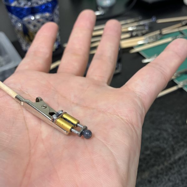 ハリソン山中、じゃないハリソンF91(フクイ)こと、MGガンダムF91V2.0ハリソン機、ガーレリ•メタリックマーカーが乾燥したようなので確認タイム😉　10色あるのにいつも同じような色しか使っていないので😅今回はメタルパーツよりもメタリックマーカー主体で大量の🐈猫の手から発掘🥴（📷1/7）F91のシンボル•ヴェスバーのレール部分は思い切って目立つフレッシュゴールドとステンレスです、派手すぎたかな？😅（📷2/7）バーニア外側はガーレリマーカーのダークアイアン、写真では分かりにくいですが若干グリーンっぽいです😉（📷3/7）両肩内部の放熱ファンは外側はガーレリのステンレス、内側はダークステンレス☝️ダークステンレスはダークアイアンよりも暗いですがガンメタルよりは明るく角度によってはシルバー調に🤩（📷4,5/7）シリンダー部は凹部をピンバイスでしっかり拡張したので厚めにメッキを塗っても大丈夫そうですね😉アップで見ると割と粗いと反省🤣　あとは出番の多いレッドカッパーでちょい足し😘まぁ〜、大半は🥷隠れて見えなくなるんですかコレぞガンプラ🥳🥳（5枚目）