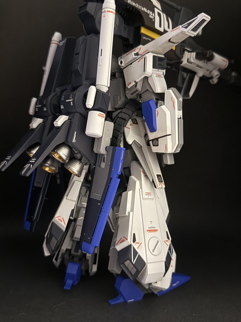 バックパックの羽？には余剰パーツだったダブルゼータの腕パーツを取り付けました。背面が派手になって気に入っています。元々青紫だったパーツは青色強めにてみました。ウルトラマリンブルーとコバルトブルーを1:1で混ぜて調色しています。