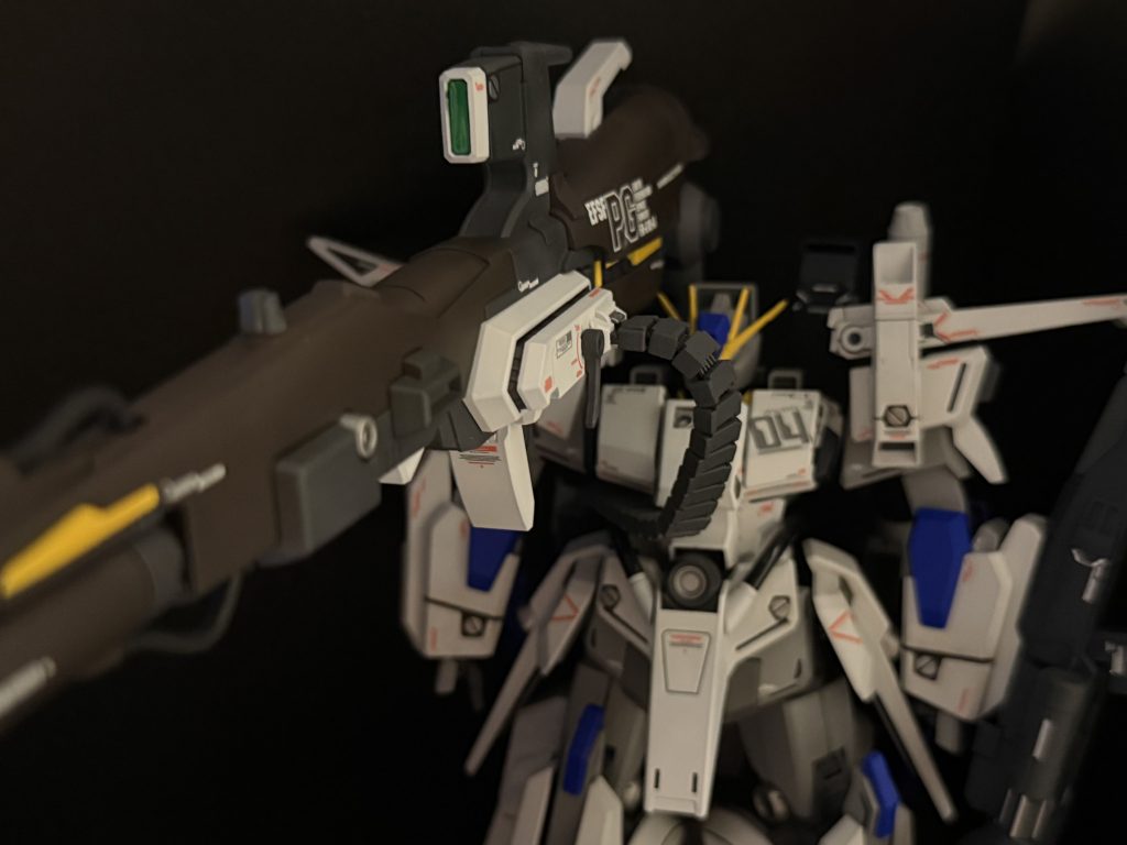 ぐるりカッコいいんだけど…弾倉帯が邪魔になっています。これはない方が正解なんじゃないだろうか…。ハイパーメガカノンの茶色は上手く調色できるか不安でしたが、茶色と青色を程よく混ぜて良い色にできたんじゃないかと思います。オリジナルのキットは一色でしたが、グレーと塗り分けることでメリハリが付きました。