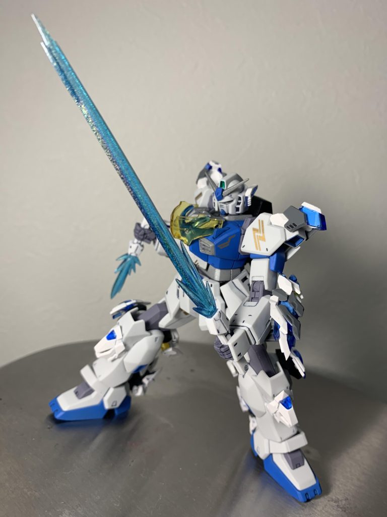 蒼牙の双剣《Azure Dual Blades》蒼白い特殊光刃を備えた可変式ビームサーベル。状況に応じて刃の長さや形状を変化させ、多彩な攻撃スタイルに対応可能。