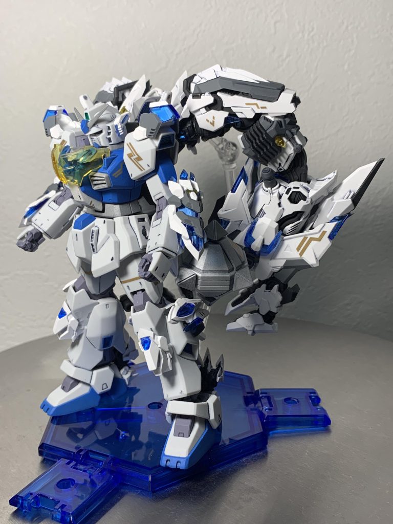雷獣の大爪/雷獣の咆哮《Thunder Claws/Roar Cannon》バックパックに装備された巨大アームクロー。巨大な爪で握り潰す凄まじい格闘性能を誇り、接近戦で圧倒的な威力を発揮する。さらにアーム内に内蔵された大出力ビーム砲により、遠距離からも破壊力を解き放つ。格闘と射撃を兼ね備えた二重の攻撃形態で、戦場を蹂躙する雷獣の力を体現する。