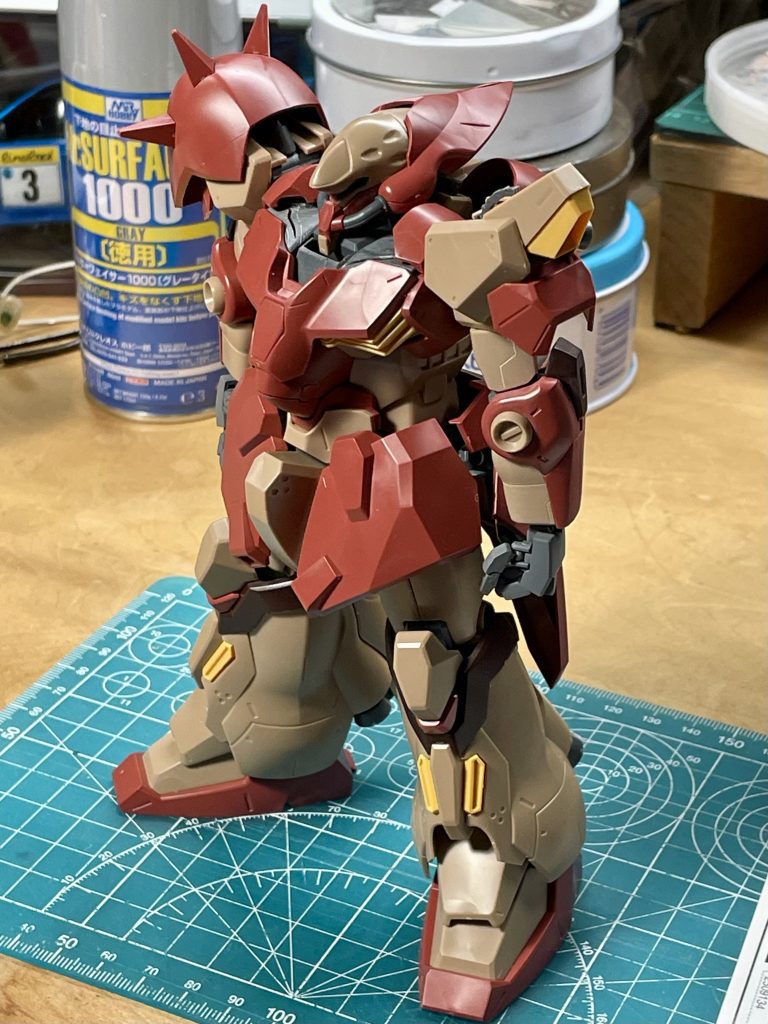 頭部周辺のディテールなど、全体の方向性を検討して、とりあえずハンドパーツだけ変更したところ。