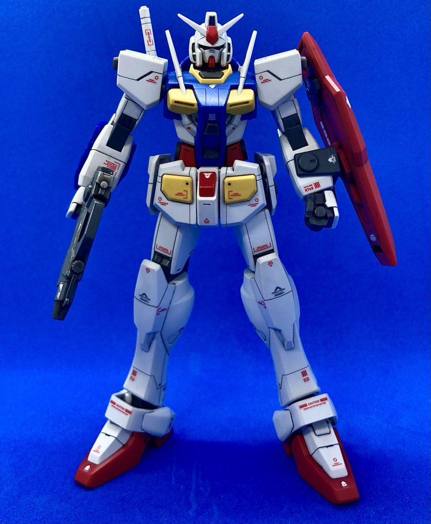 改造ポイント①：顔がよく見えるように顔の頬っぺたとひさしの内側を削りました。ただ、目のシール貼った時、上にずれてしまい効果ゼロ😅😭②：右腕にオークアンタの余剰パーツを使いアームガード(青色)に。隙間に予備のビームサーベルを取り付け。③：手が小さいと思い、手の甲にオークアンタの余剰パーツ(白色)を貼り一回り大きく。④：肩の端、脇腹、腰の後ろ、足首の後ろ、シールド、ビームガンなど随所にディテールアップパーツを。 