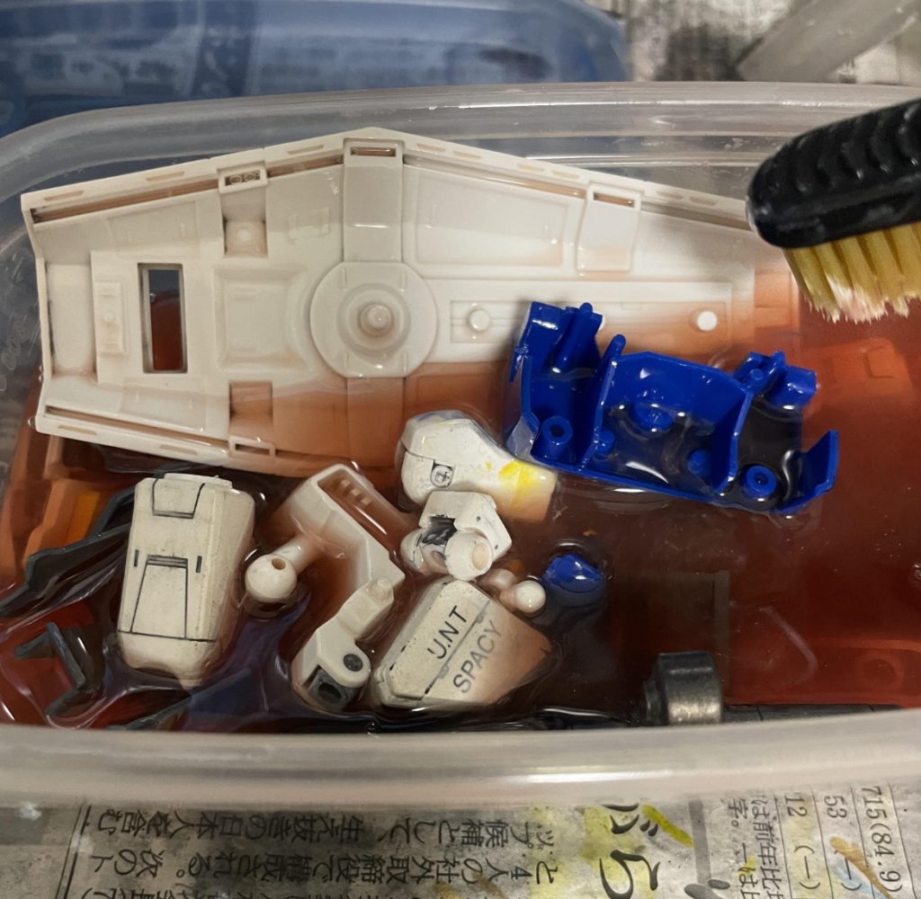 との粉でろ過した使用済みのシンナーを使って塗装を全はがし。ホワイトがめちゃくちゃ厚塗りで苦労しました。