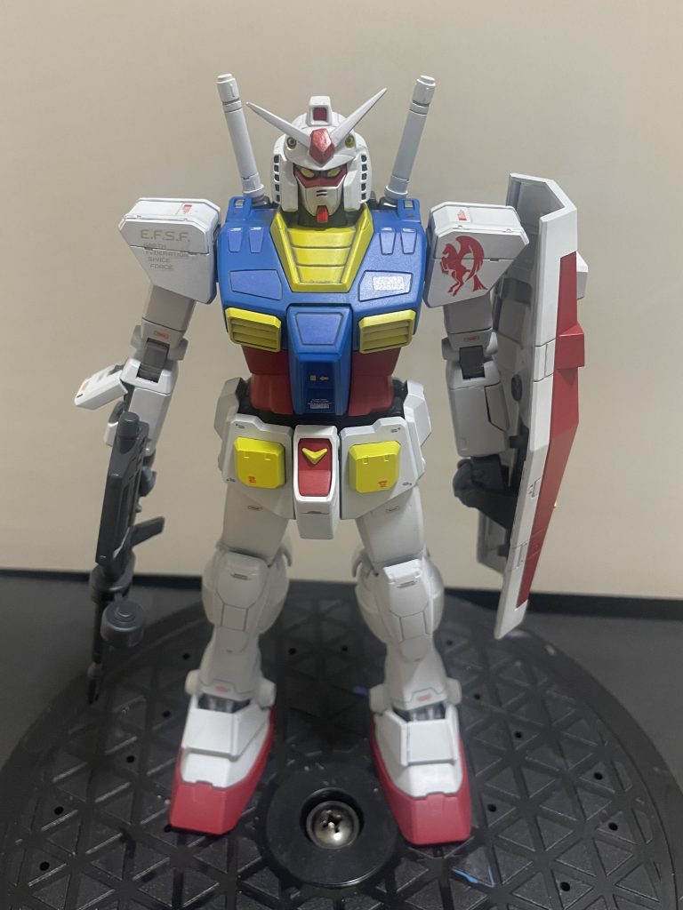 デザイン的にはあまり好きではないですが、MGガンダムには肩にこのマークが印刷されているので、あえて貼っています。動かすとポロリがひどい‥