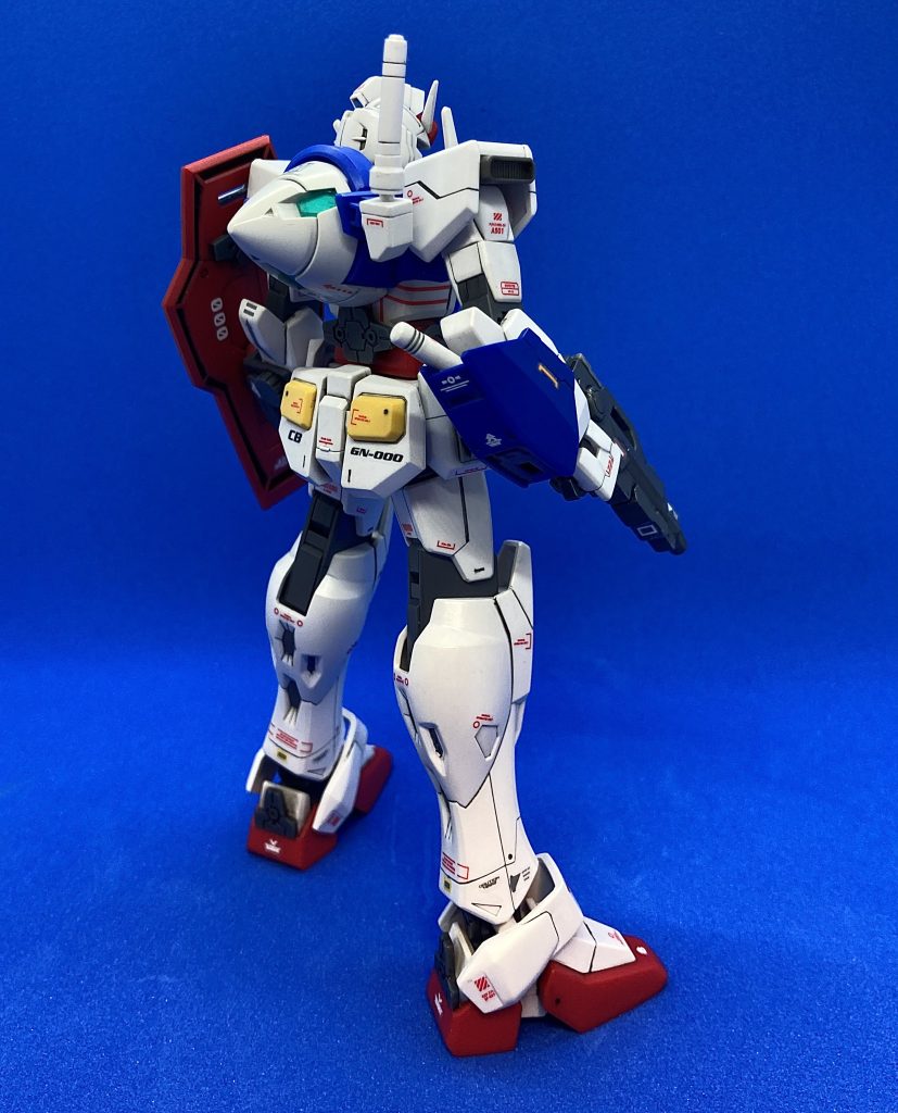 改造ポイント続き⑤：両肩、胸部、腰回りやスカート全体、上腕二頭筋、太もも、ひざ、足の甲などに筋彫り追加。⑥：頭部の前後に前回のエクシアリペアⅡ同様、マテリアルメタリックシール青を貼り付け。⑦：GNドライブが白色単色で付属シールも無いので、ジャンクパーツからクリアパーツ緑を六角形に削り３つをGNドライブに貼りました。