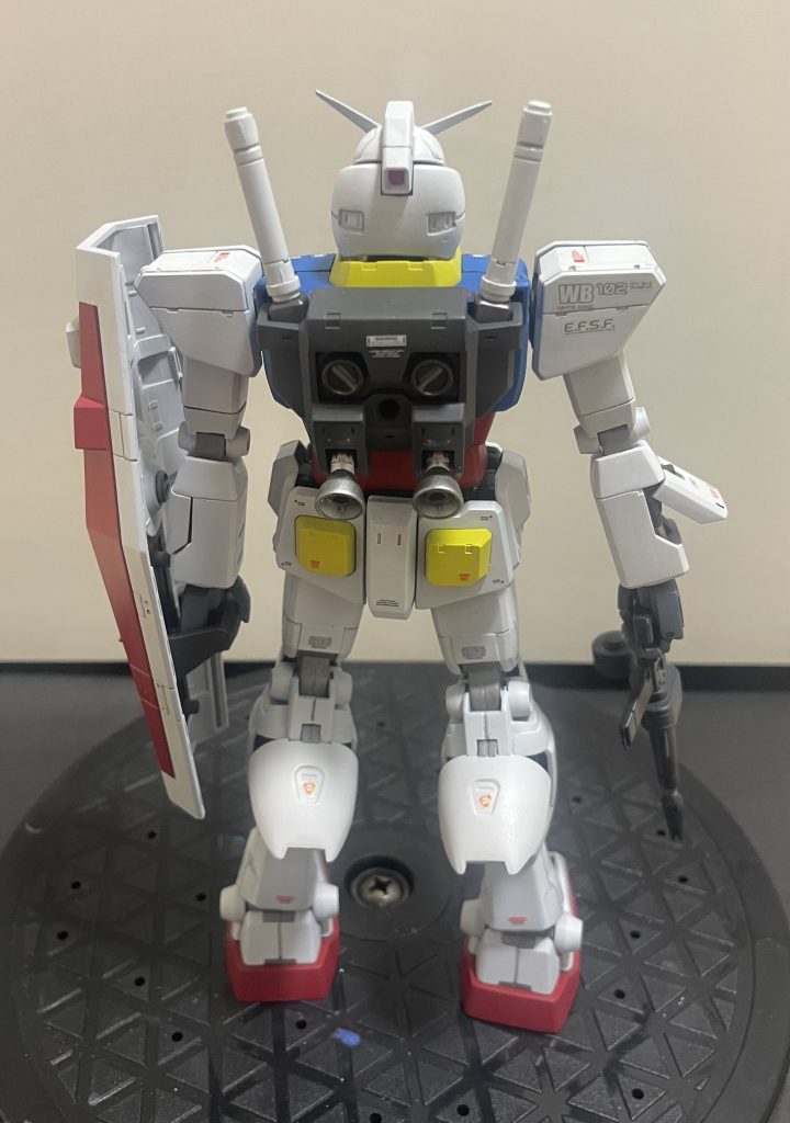 今と違って可動域も少ないので、情報量を上げるためデカールを多めに貼っています。