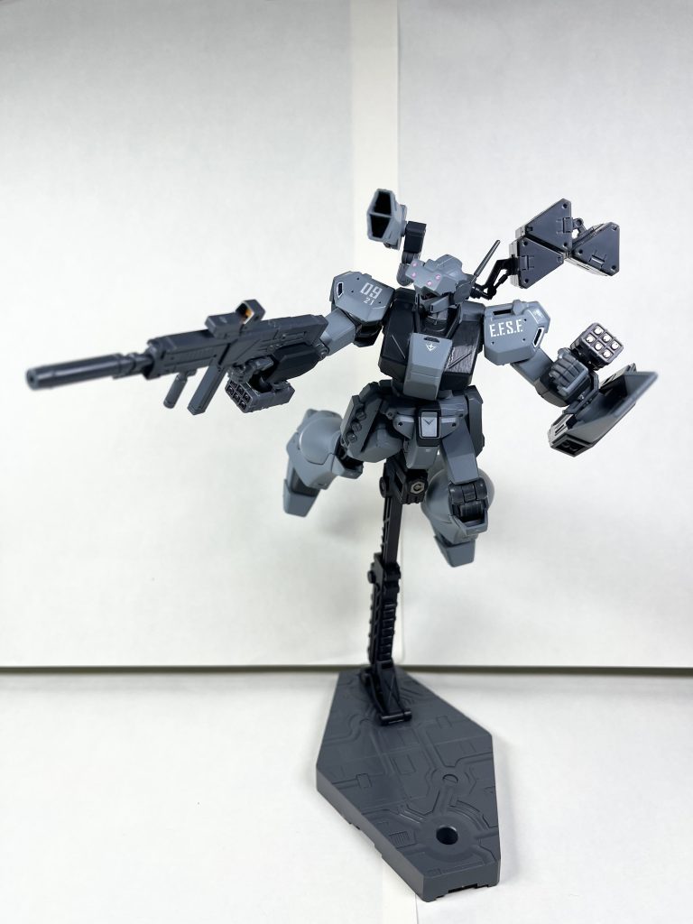 メインカラーはタミヤのヘイズグレー、黒いとこはジャーマングレーです、胸部装甲の色分けは失敗しました(泣)