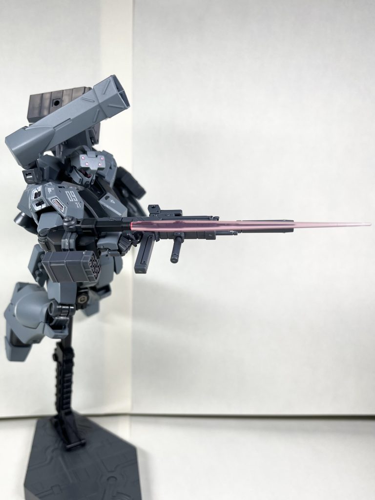 右前腕部からは固定式ビームサーベルが出せます