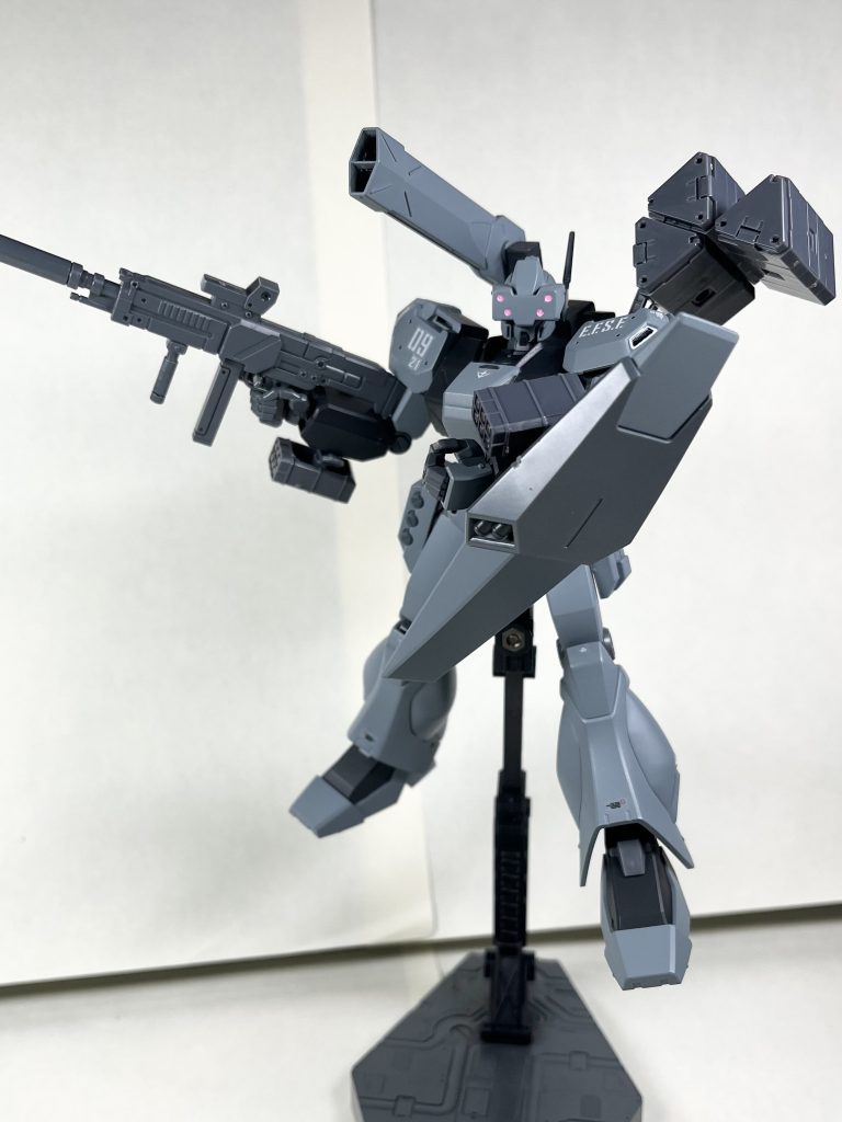 バイザー下ろし状態。複眼がいい👍こういう量産機にオプションパーツ的なの付けるのかっこいいですよね