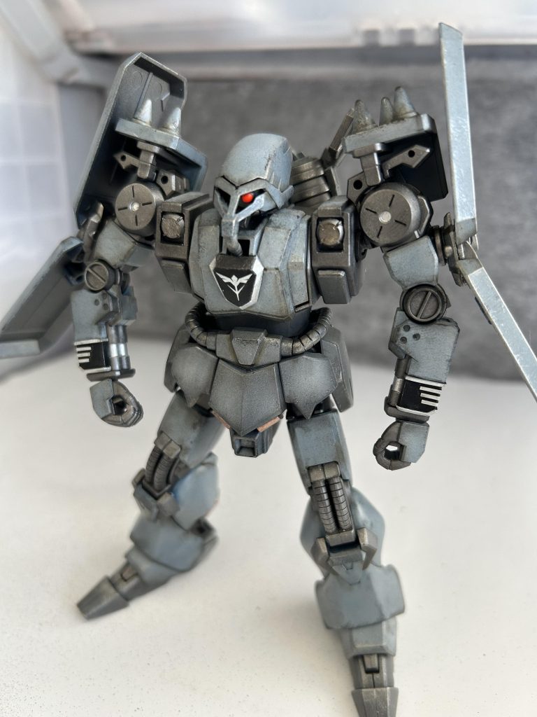 ブルーグレーとニュートラルグレーを適当に混ぜて成形色寄りのグレーで塗装