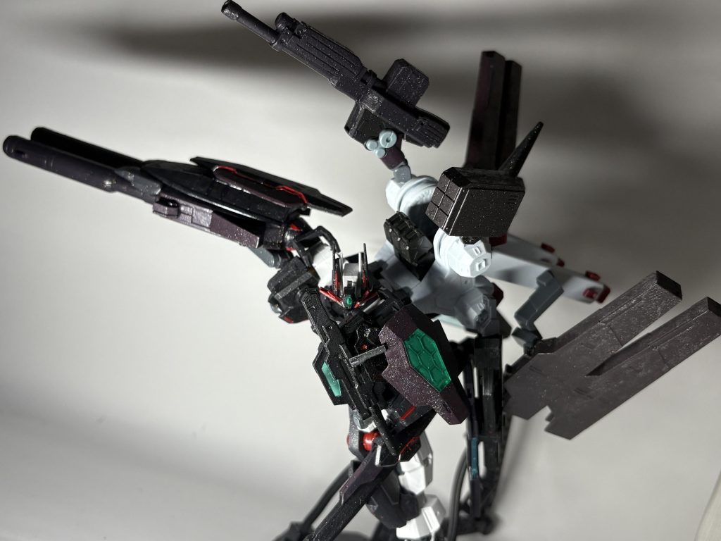 動いた！？機体各所にはラメを振っておりますこれにより普通のガンプラとはどこか違う異質感を表現しました！特殊塗装みたいな…？