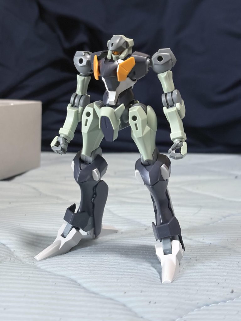 塗装前。ザウォート側にのみスプレー缶で塗装し、全体につや消しを吹いています。色はティターンズグレーを使用。