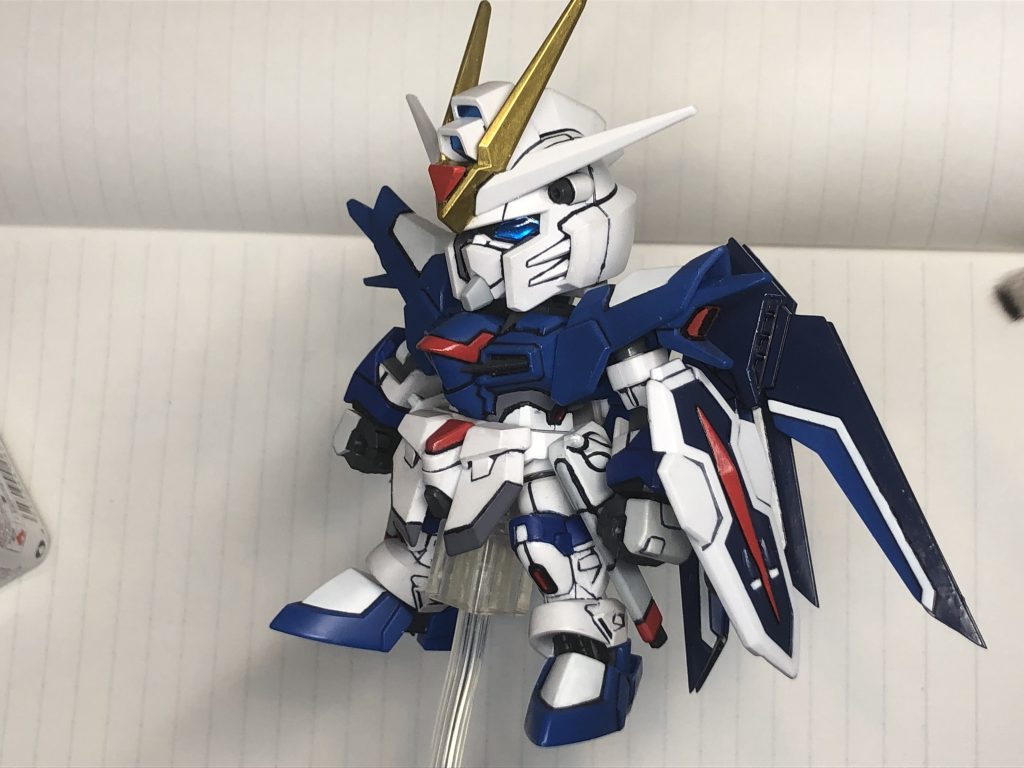 カメラアイやビームライフルのスコープにはレジンを乗せて光らせました、これが綺麗で結構お気に入り