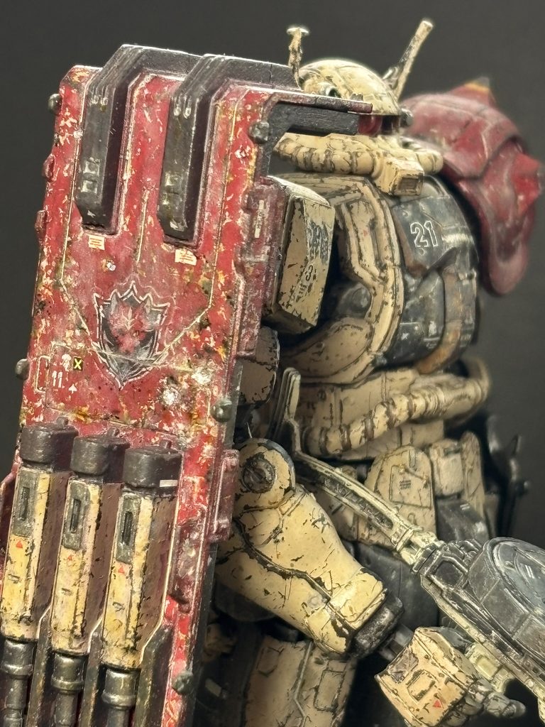 レッドウルフ機のキットの説明書に、物理攻撃が100%カットできる盾を装備して、、、とありました。てことは、連邦の61式戦車の主砲、155ミリのAPDFSぐらいは止めれる?と思いその2連装の弾痕を記しました。劣化ウラン弾もなんくるないさぁザイドス大尉「イリア、その盾は物防100だが、対魔(ビーム)にはスカスカだから気を付けろよ。」イリア大尉「言いたいこと分かるんだけどさ、その言い回しって、どうにかならない?ゲームじゃないんだからさ。こっちは命かけてんだよ。」ザイドス大尉「いつでも鍛えてやるから、命が惜しければ俺のところへ持ってきな。一回200ギルも忘れずにな、へへへ。」